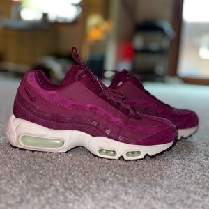 Nike Air Max 95 Women's Sneakers in Deep Burgundy